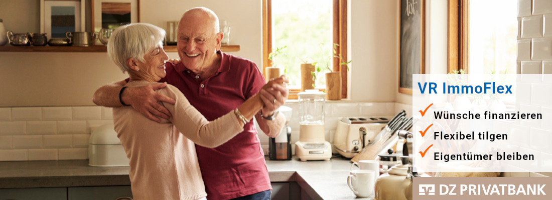 Ein älteres Paar in einer schönen Küche nutzt das Angebot von VR ImmoFlex der Raiffeisenbank Pfaffenhofen a.d. Glonn eG